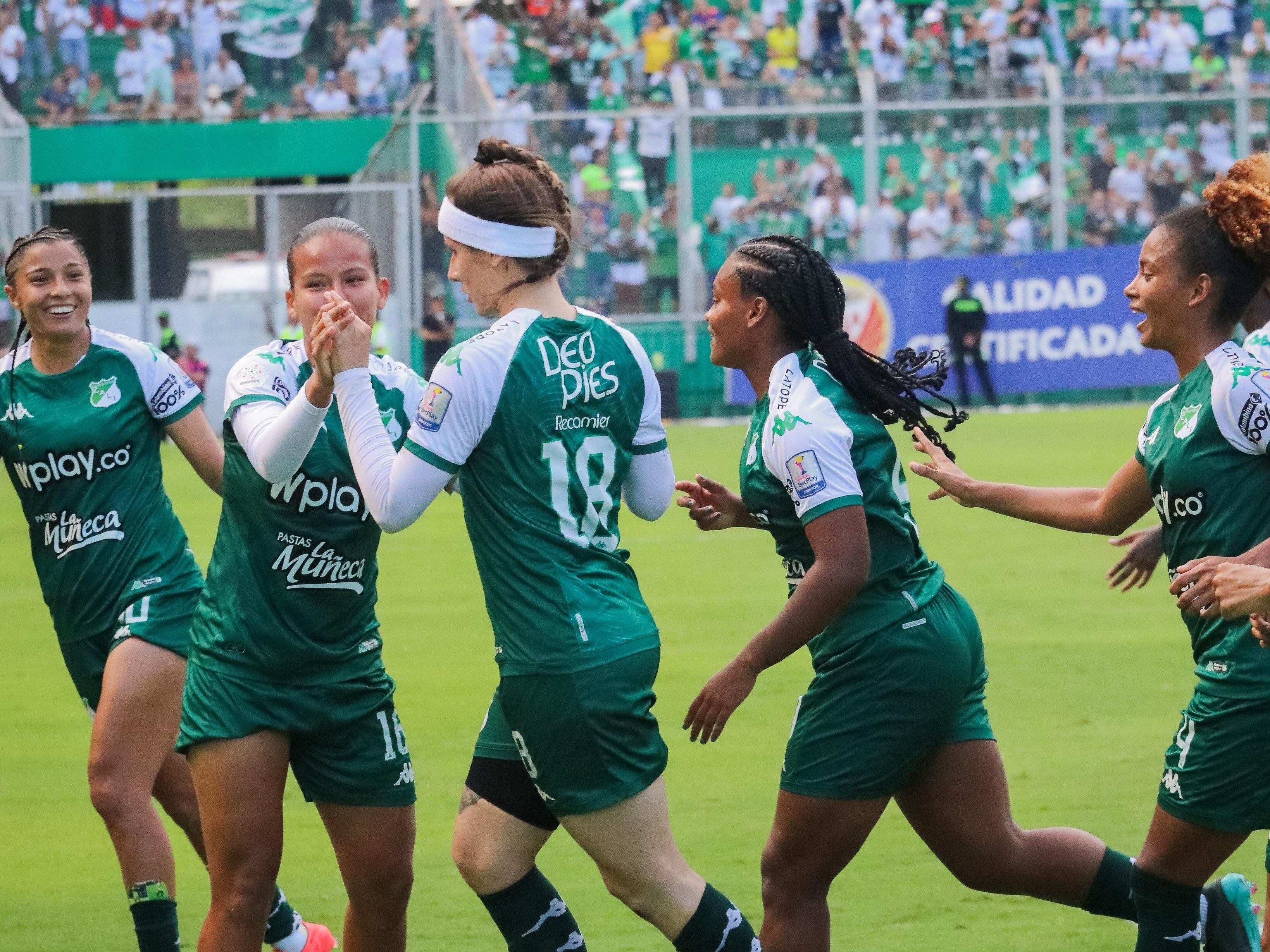 Las jugadoras del Cali celebran el primer gol en la final de la Liga femenina / Twitter: @CaliFemenino