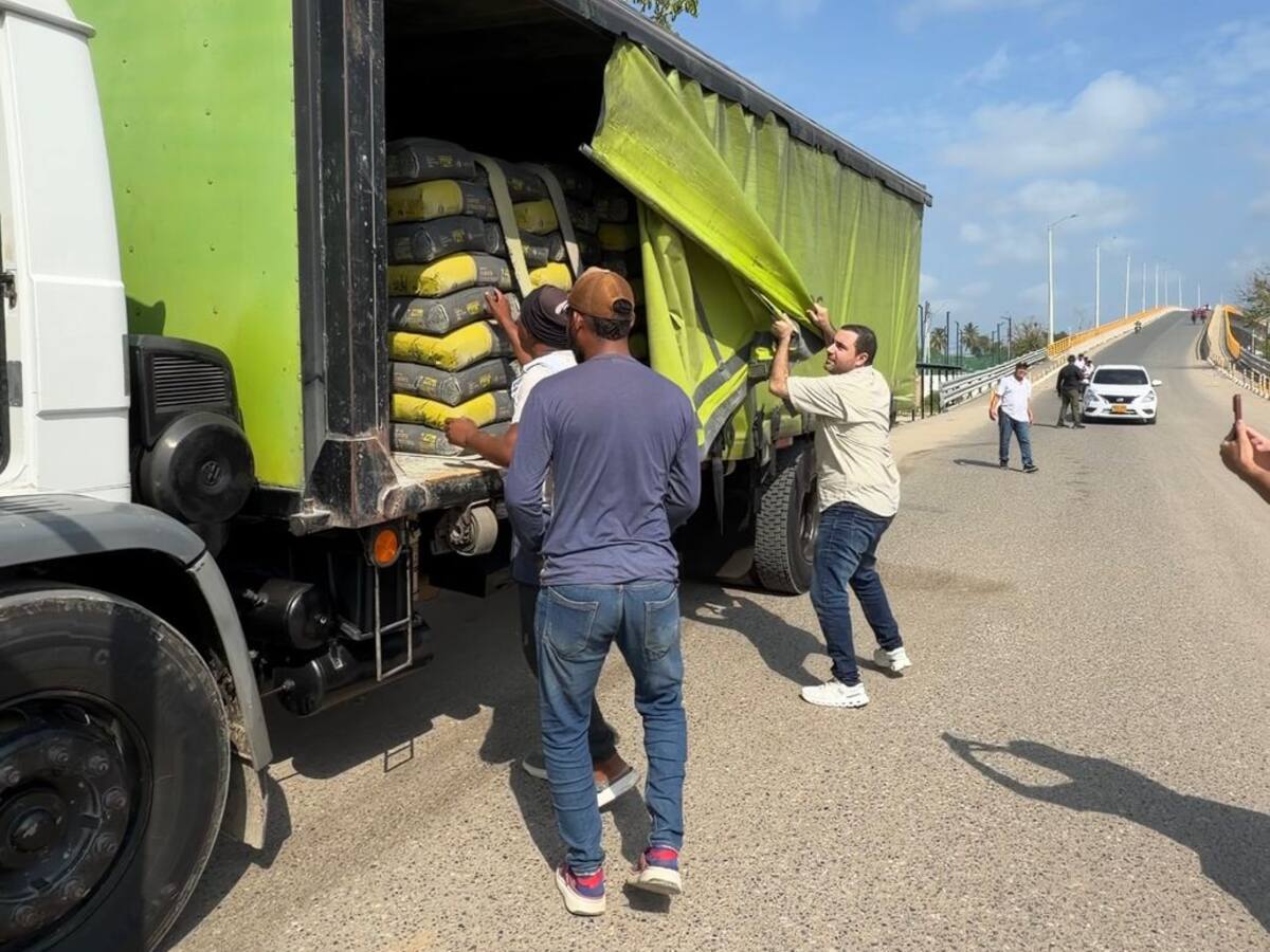 Gobernador Yamil Arana entregó mil bolsas de cemento para transformar las vías de Soplaviento