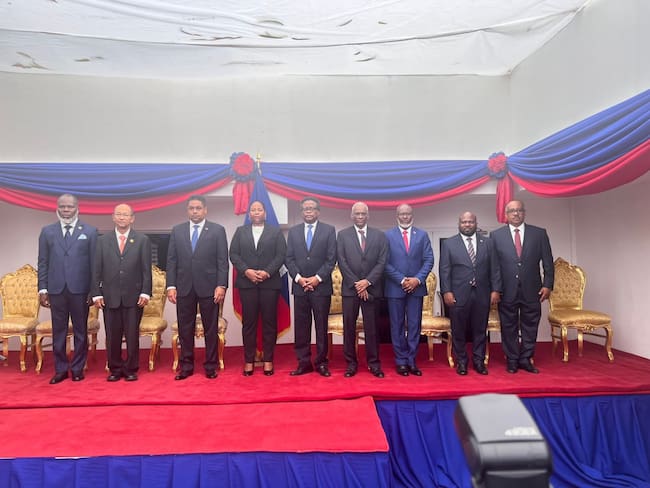 Los 9 miembros del Consejo de Transición Presidencial de Haití previo a ser investidos para dirigir el país.
(Foto: Cortesía)
