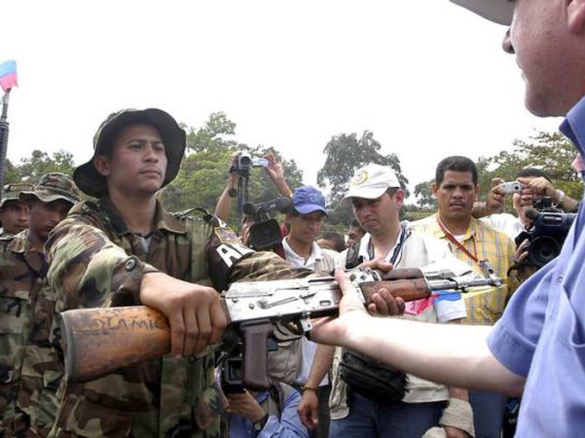 Piden al uribismo revelar costo del proceso de paz con las AUC