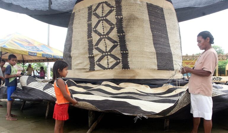 Artesanías sombrero vueltiao elaborado con caña flecha.