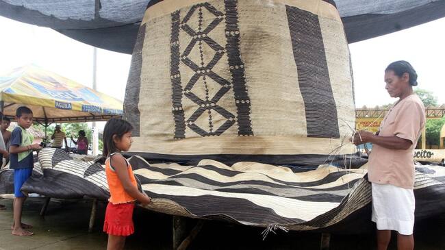 Artesanías sombrero vueltiao elaborado con caña flecha.