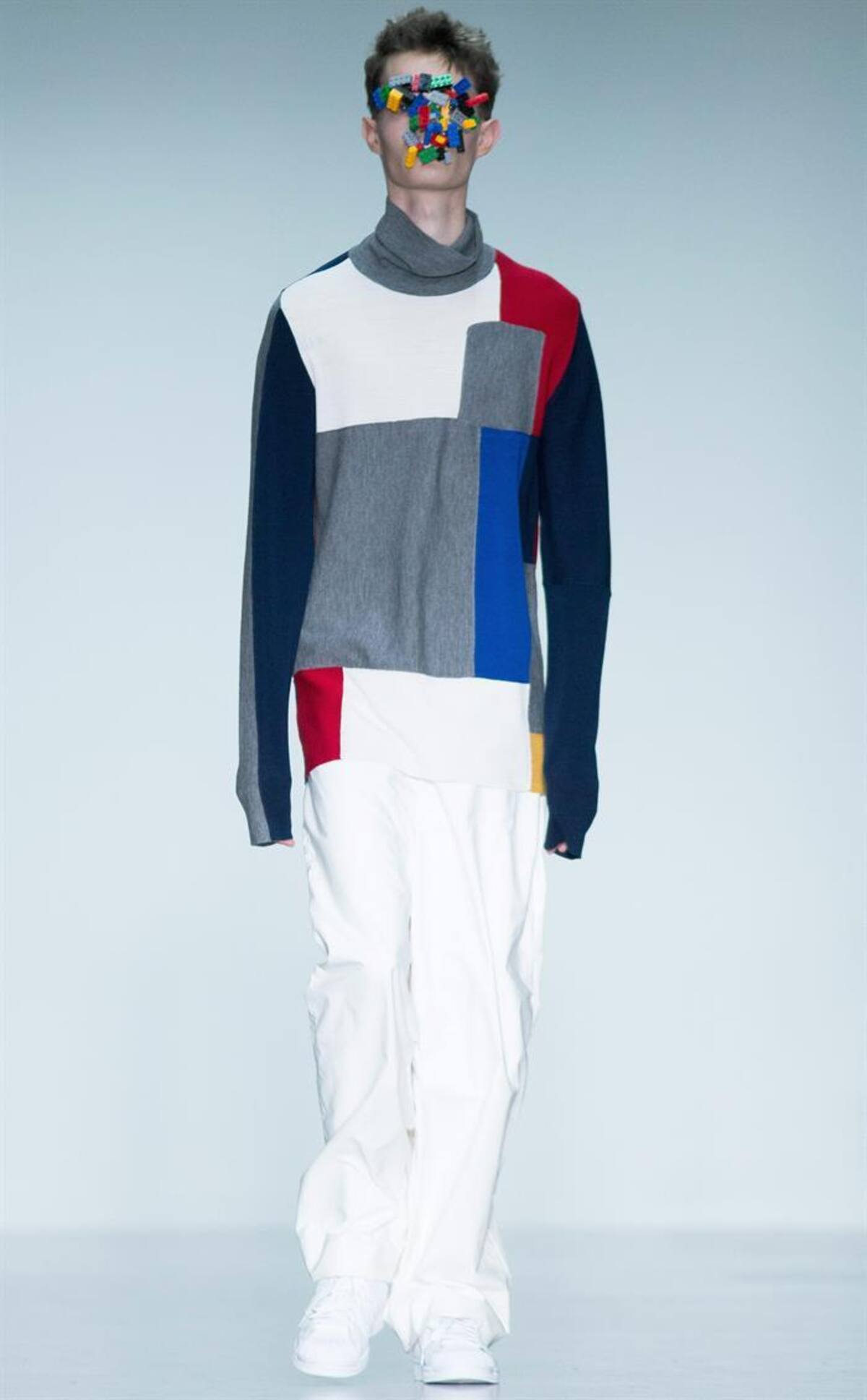 Una serie de modelos presentan la colección de otoño, invierno 2015 en la semana de la moda masculina en Londres, Inglaterra, que se realizará hasta el próximo 12 de enero.