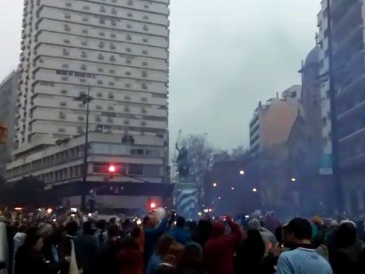 ¡Locura: Así celebraron en Uruguay el pase a cuartos de final!