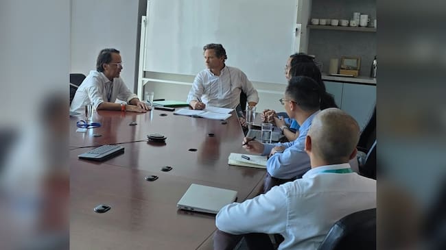 Representantes de Air-e Intervenida y de China National Machinery Exports and Imports Corporation (CMC).