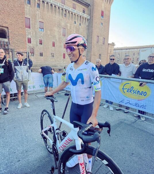 Nairo Quintana disputó en Italia su última carrera como profesional. Antes del Giro de Emilia, el pelotón le rindió homenaje con un pasillo de honor. El boyacense cierra así 17 temporadas en la élite del ciclismo.