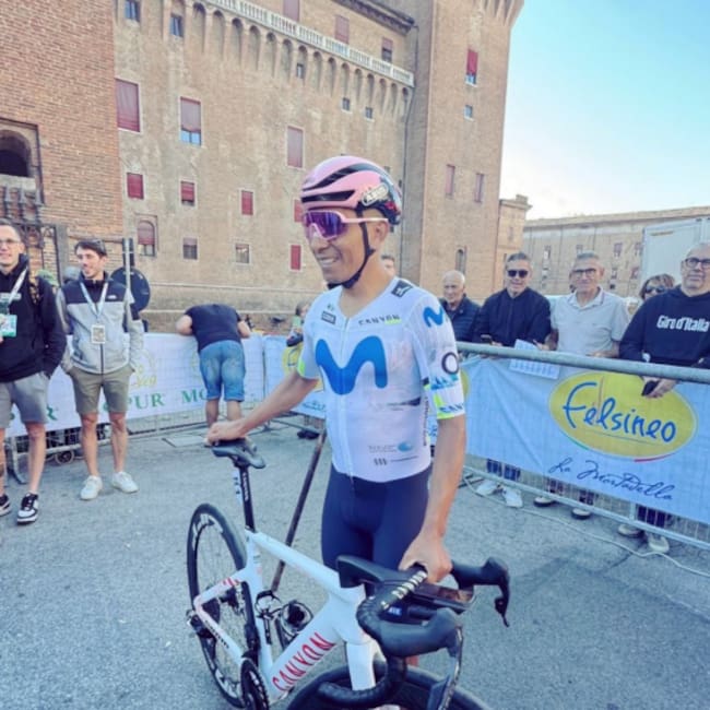 Nairo Quintana disputó en Italia su última carrera como profesional. Antes del Giro de Emilia, el pelotón le rindió homenaje con un pasillo de honor. El boyacense cierra así 17 temporadas en la élite del ciclismo.