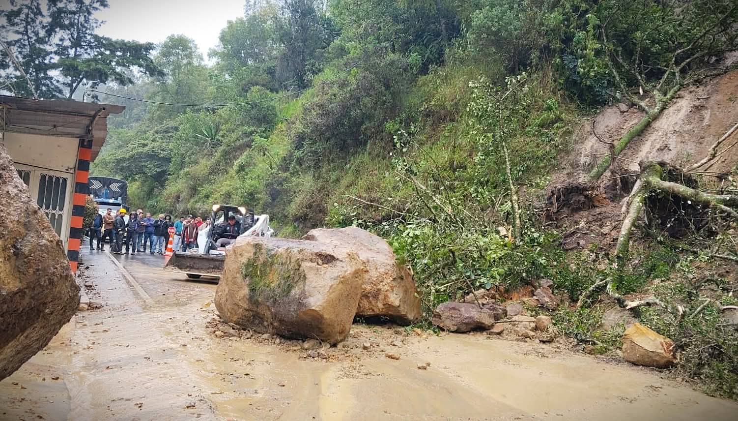 Caída de roca y derrumbes en la Transversal del Sisga