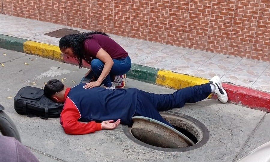 Joven cayó en una alcantarilla en la localidad de Kennedy: denuncian que no recibió ayuda oportuna