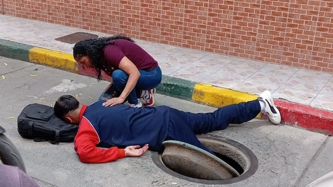 Joven cayó en una alcantarilla en la localidad de Kennedy: denuncian que no recibió ayuda oportuna