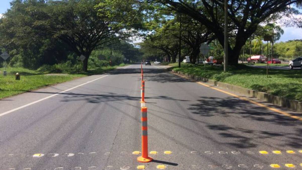 Bolardos para disminuir accidentalidad en la vía entre Pereira y Cerritos