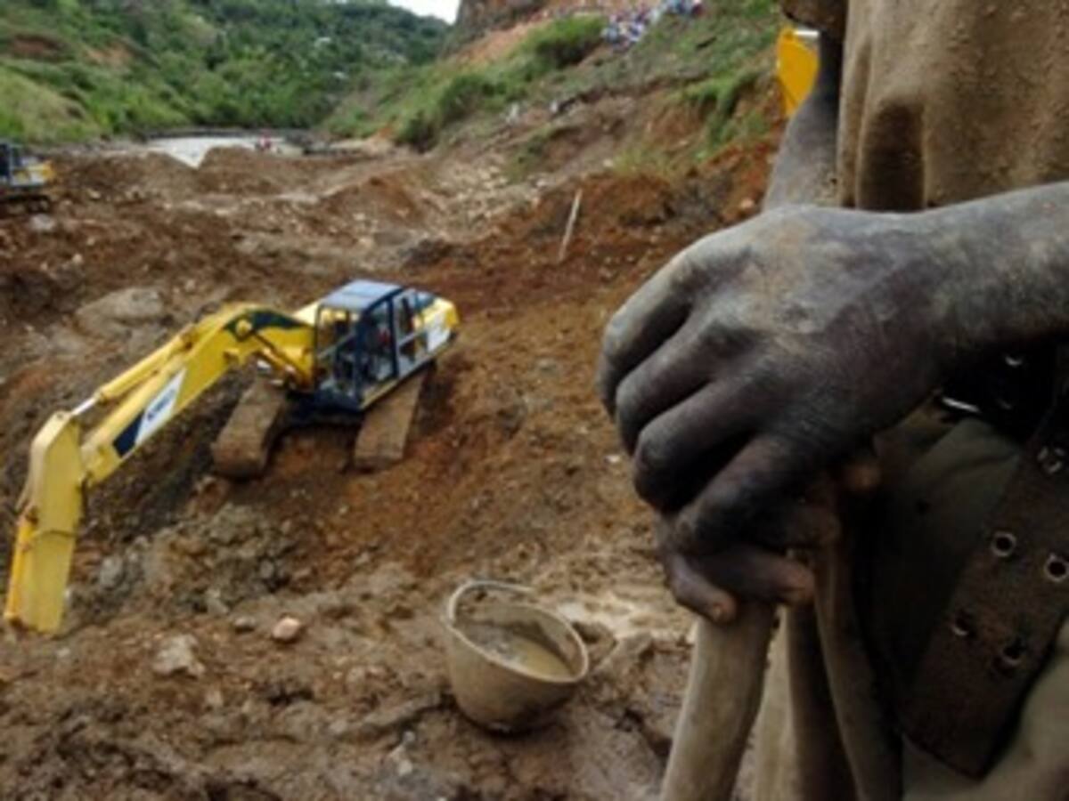 Autoridades aún buscan a cuatro desaparecidos tras derrumbe en la vía Medellín - Quibdó