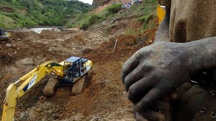 Autoridades aún buscan a cuatro desaparecidos tras derrumbe en la vía Medellín - Quibdó