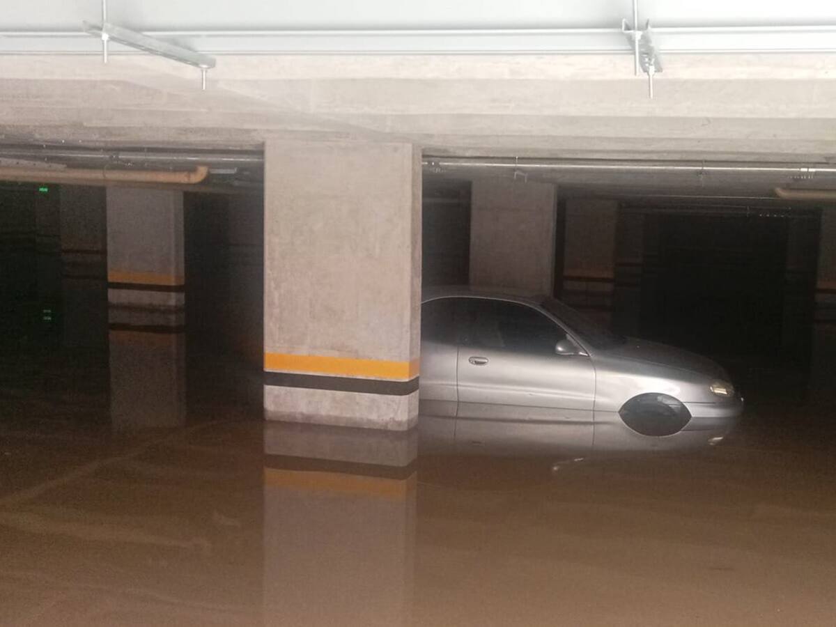 Inundación de un edifico en Ibagué dejó a 5 vehículos bajo el agua