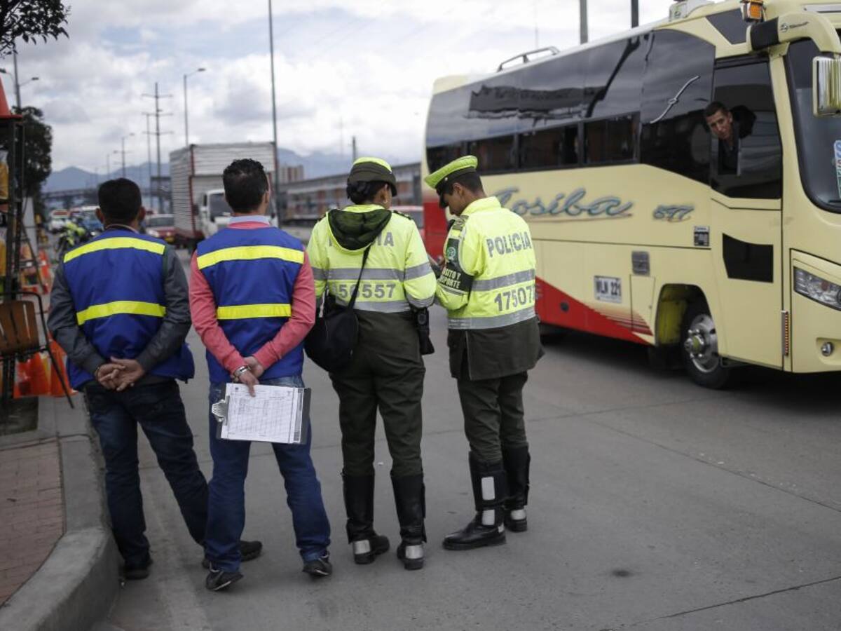 Bloquearán con cepos las llantas de carros mal parqueados en Bogotá