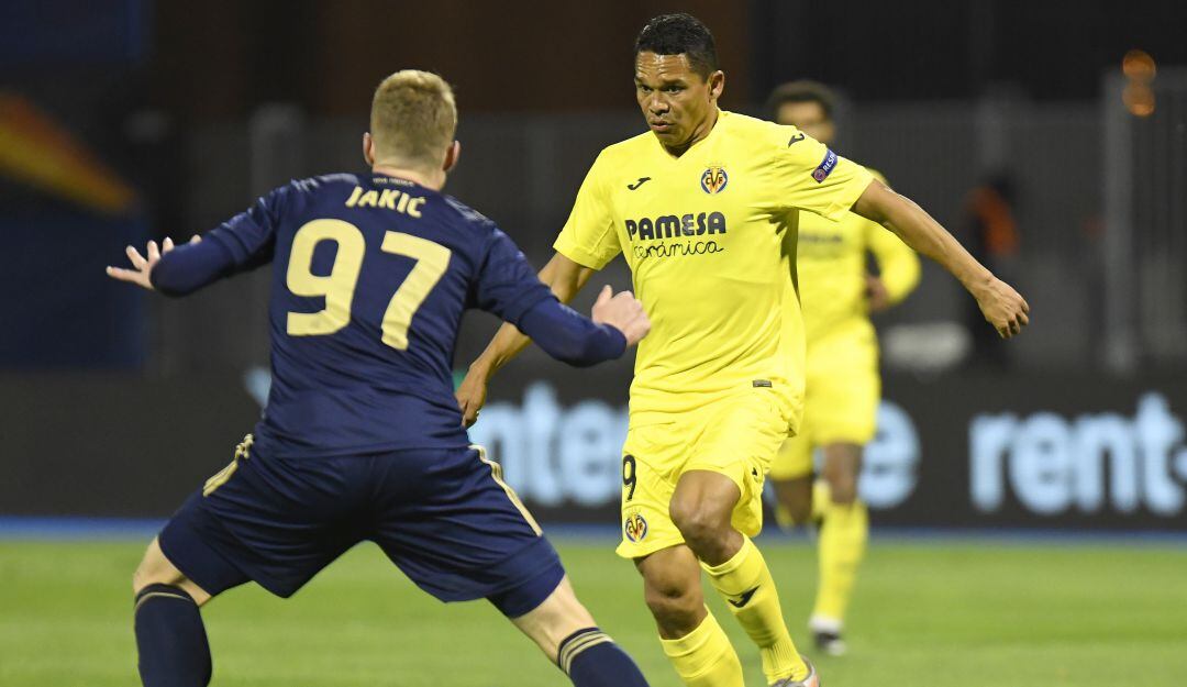 Carlos Bacca en el partido de ida ante Dinamo Zagreb por la Europa League
