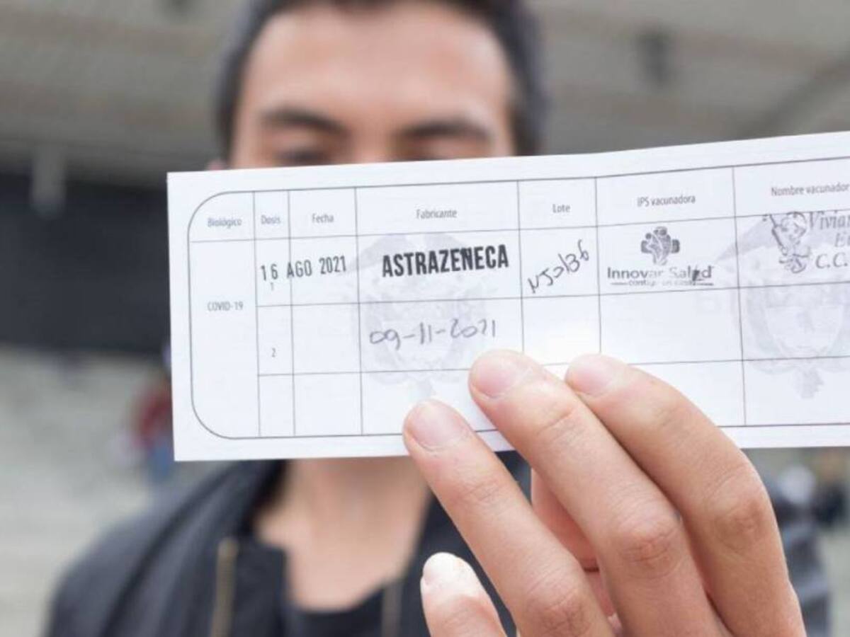 Carnet de vacunación en Medellín, médicos apoyan y ciudadanos lo rechazan