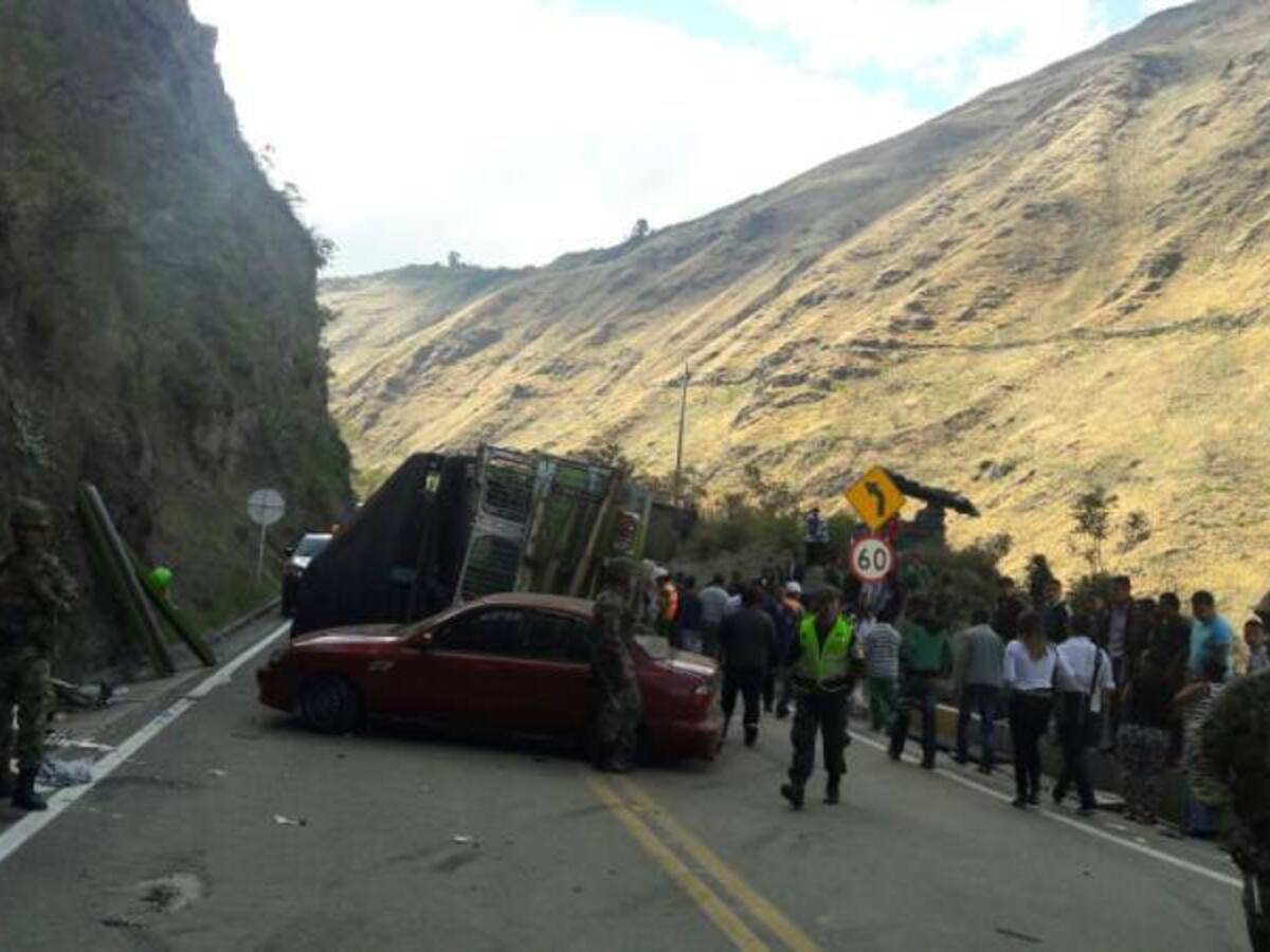 Un muerto y 26 heridos deja accidente de bus escalera en vía Pasto e Ipiales