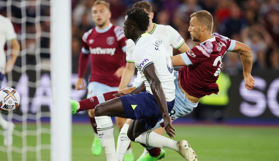 Davinson Sánchez en el partido ante West Ham por la Premier League