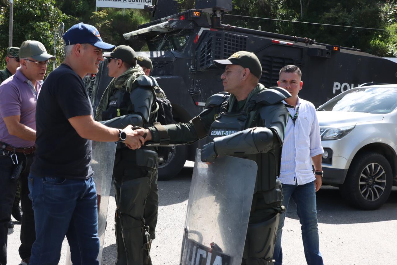 El gobernador Andrés Julián Rendón resaltó la labor de la fuerza pública para atender crisis de orden público en Buriticá. Foto: Gobernación de Antioquia.