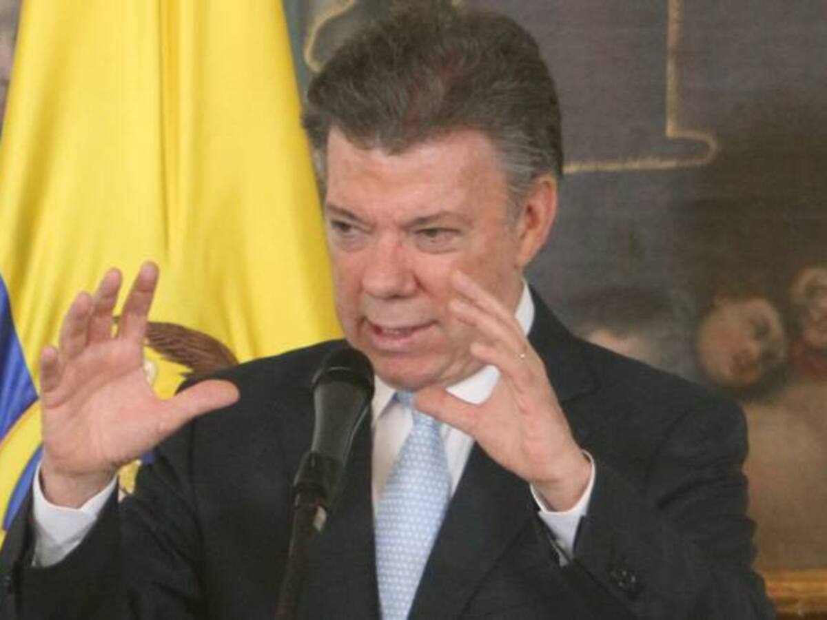 La banca privada se comprometió con Santos a financiar proyectos 4G y de vivienda