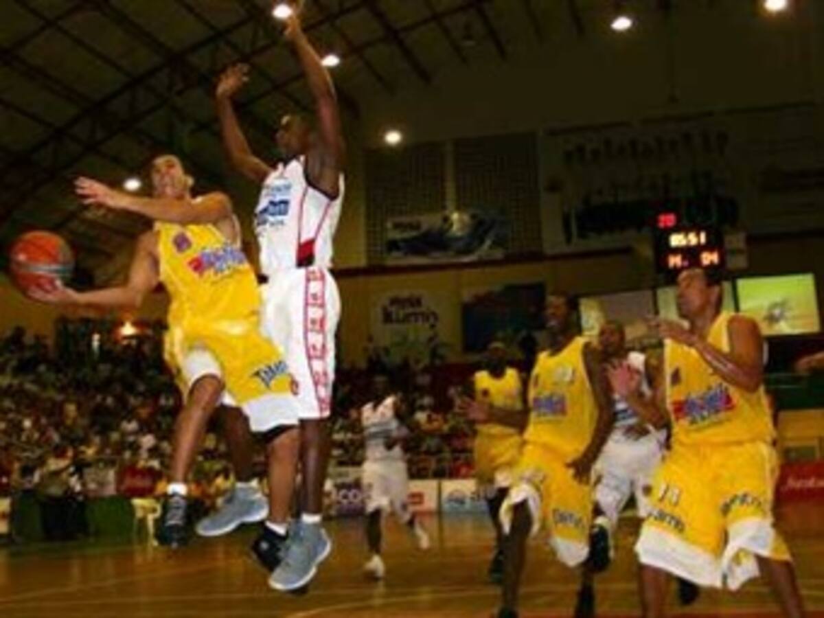 Búkaros y Bambuqueros comparten el liderato de la liga de baloncesto