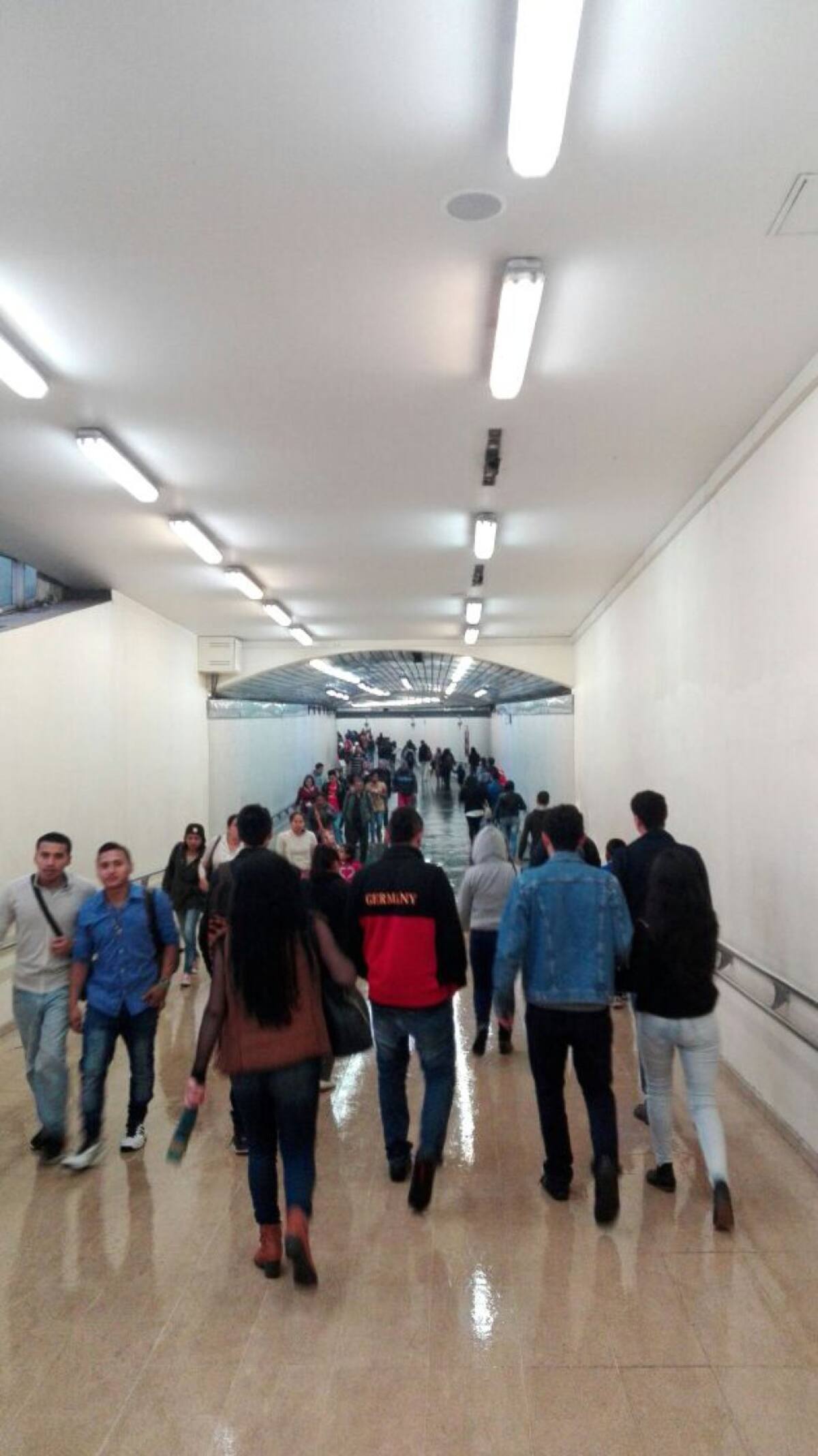 Por otra parte Transmilenio advirtió que se activó plan de contingencia en las troncales por las fuertes lluvias que afectaron el Portal 20 de Julio y el túnel en la estación Ricaurte.