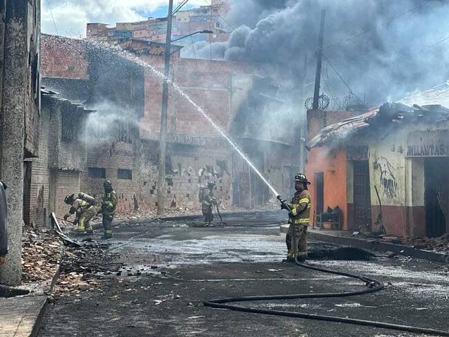 Voraz incendio cerca a Hospital Meissen: Más de 40 viviendas afectadas y 500 evacuados