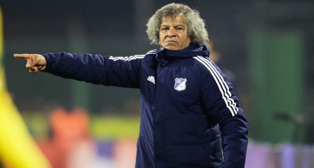Alberto Gamero durante el partido por Copa Sudamericana ante Defensa y Justicia  (Photo by Emiliano Lasalvia / AFP) (Photo by EMILIANO LASALVIA/AFP via Getty Images)