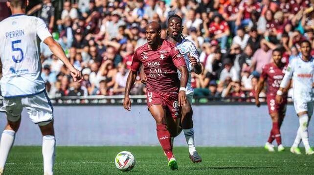 Óscar Estupiñán // Metz oficial