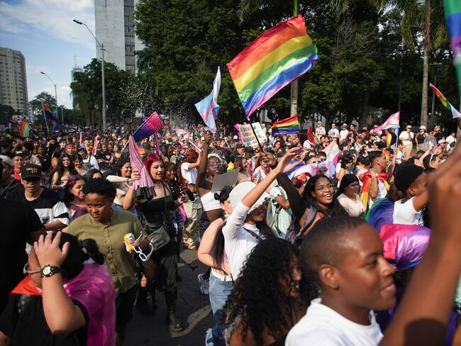 AME9750. CALI (COLOMBIA), 29/06/2025.- Personas participan en una marcha por el Día Internacional del Orgullo LGTBI este domingo, en Cali (Colombia). EFE/ Ernesto Guzmán