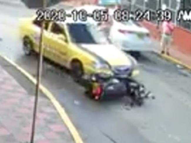 Demandarán penalmente al taxista que arrastró motocicleta en Armenia