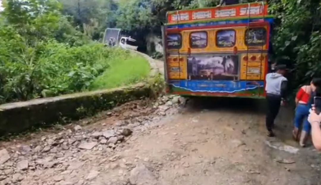 Piden apoyo para arreglar la vía 