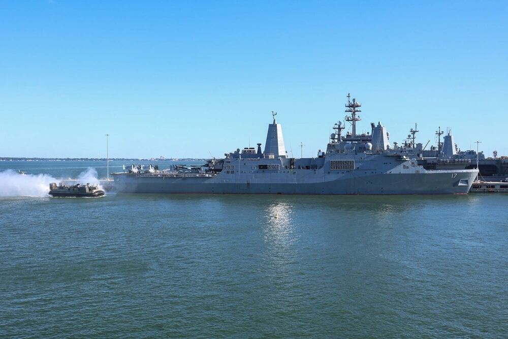 El colchón de aire de la embarcación de desembarco, asignado a la Unidad de Embarcaciones de Asalto 4, parte de la cubierta del muelle de transporte anfibio clase San Antonio USS San Antonio (LPD 17) mientras San Antonio está en el puerto de la Estación Naval Norfolk.