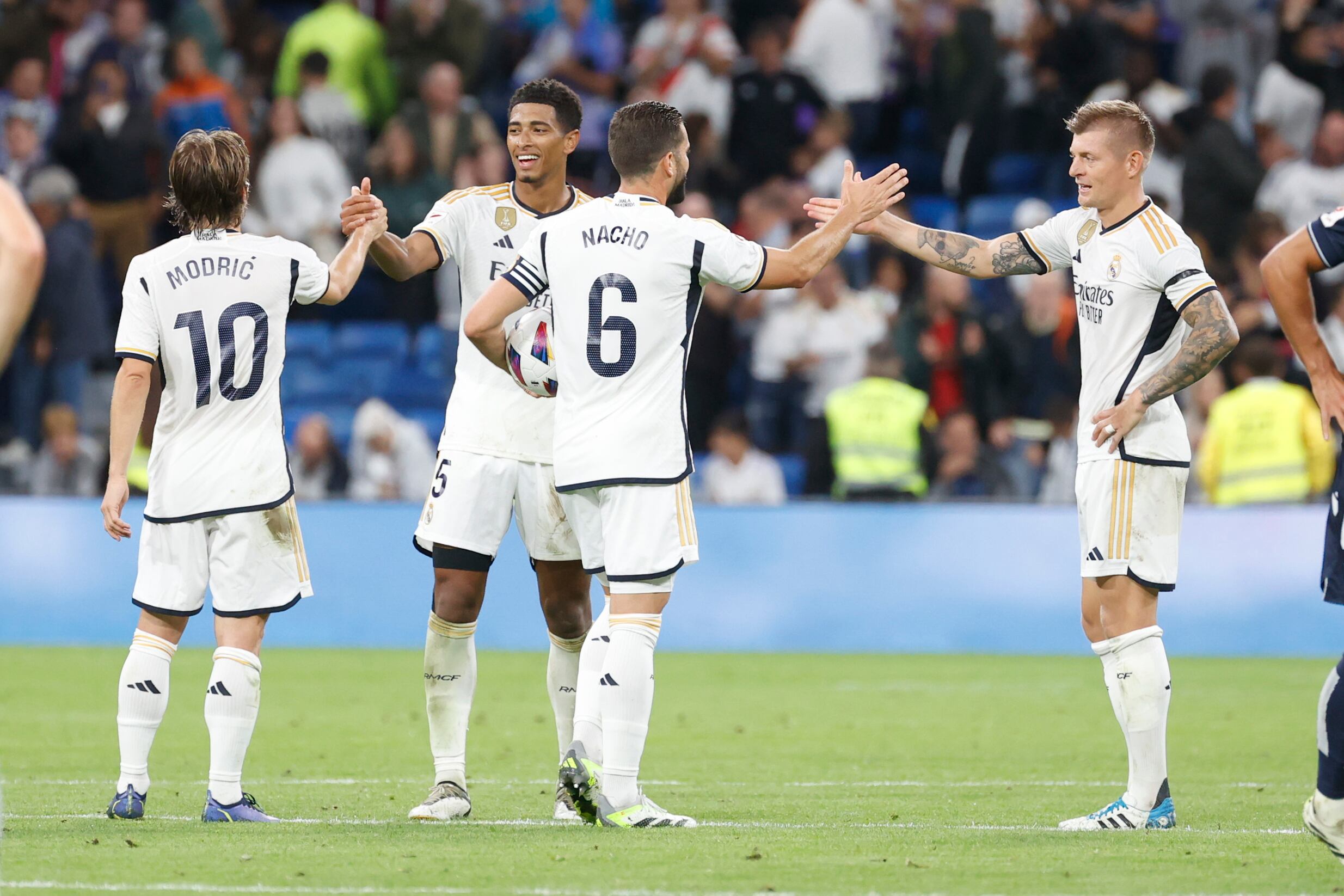 Jugadores del Real Madrid, celebran la victoria de su equipo al término del encuentro correspondiente a la quinta jornada de primera división que disputan hoy domingo frente a la Real Sociedad en el estadio Santiago Bernabéu, en Madrid. EFE/ Juan Carlos Hidalgo