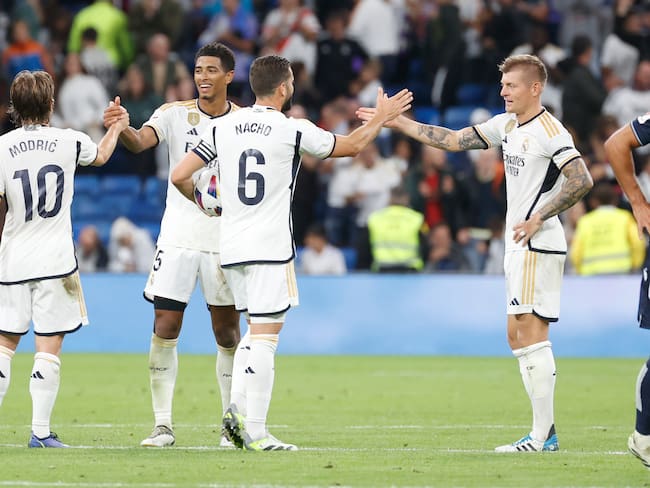 Jugadores del Real Madrid, celebran la victoria de su equipo al término del encuentro correspondiente a la quinta jornada de primera división que disputan hoy domingo frente a la Real Sociedad en el estadio Santiago Bernabéu, en Madrid. EFE/ Juan Carlos Hidalgo