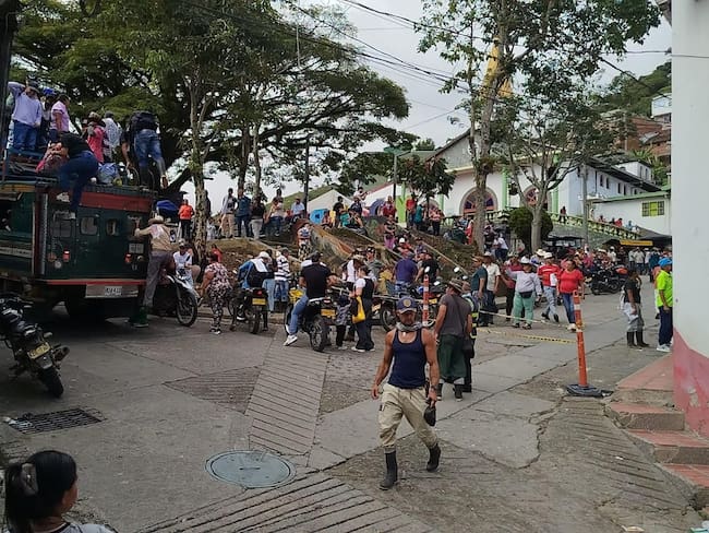 Familias desplazadas en Briceño, en el Norte de Antioquia, tras las amenazas del Frente 36 de las disidencias de las Farc. Foto: Cortesía.