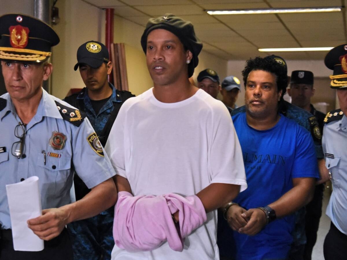 Ronaldinho completa un mes preso, en medio de la crisis por el COVID-19
