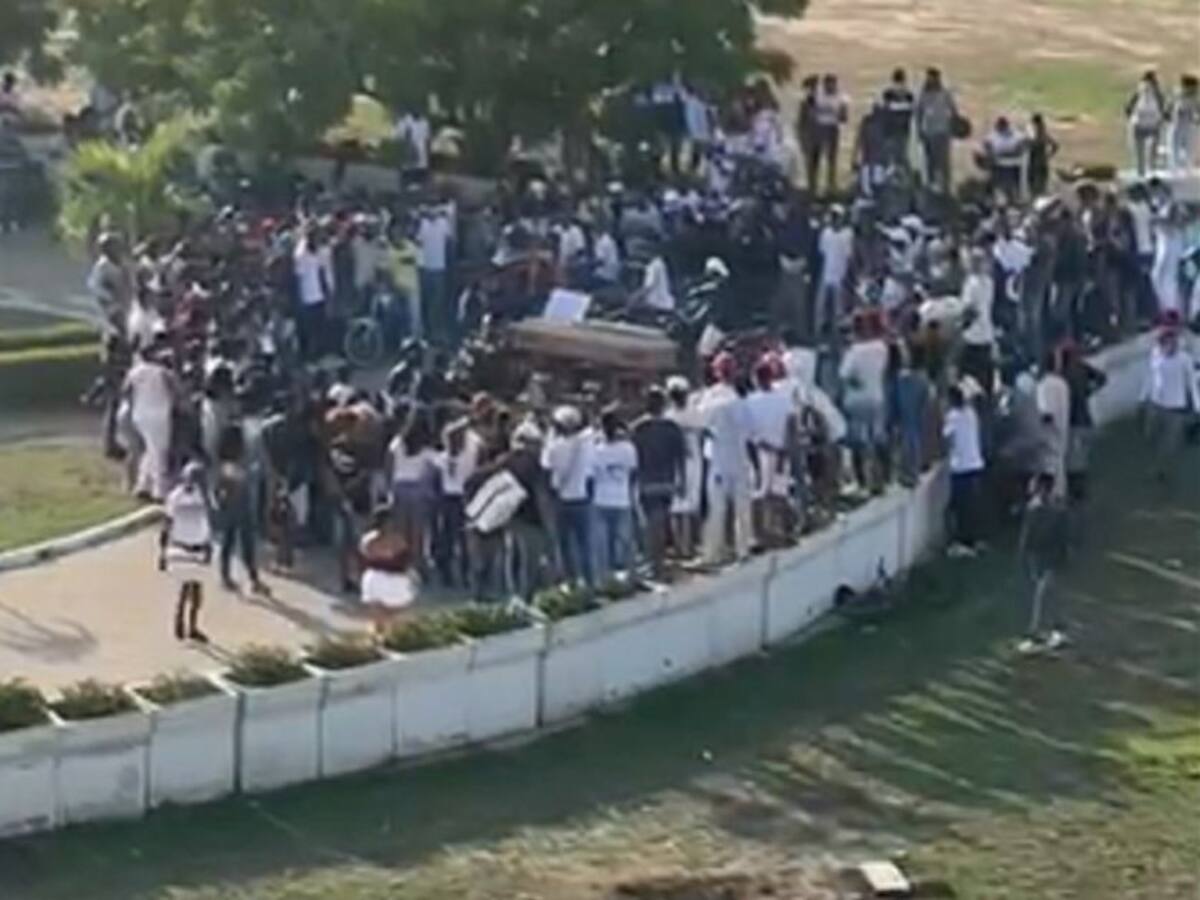 Aglomeraciones durante sepelio dentro de un cementerio de Cartagena