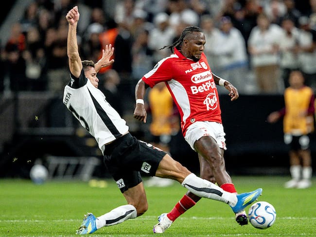 SAO PAULO, BRAZIL - APRIL 15: Hugo Rodallega of Santa Fe (R) and Gabriel Paulista of Corinthians (L) fight for possession during a Copa CONMEBOL Libertadores match between Corinthians and Santa Fe at Neo Quimica Arena on April 15, 2026 in Sao Paulo, Brazil. (Photo by Richard Callis/Sports Press Photo/Getty Images)