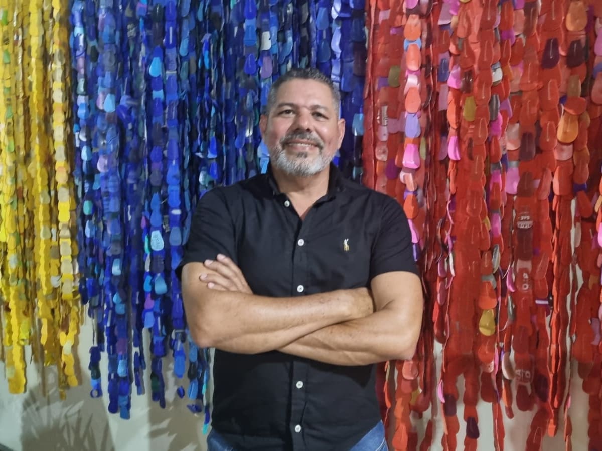 El hombre que saca basura del río Magdalena para hacer arte