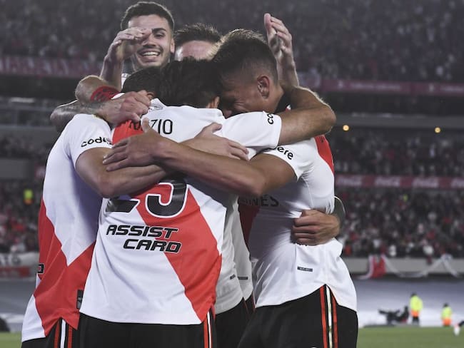 Los jugadores de River Plate festejan una de las anotaciones en el triunfo ante Racing.