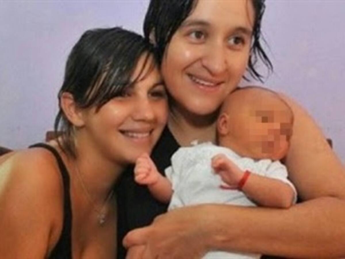 Presidenta argentina amadrina a la primera hija de lesbianas bautizada
