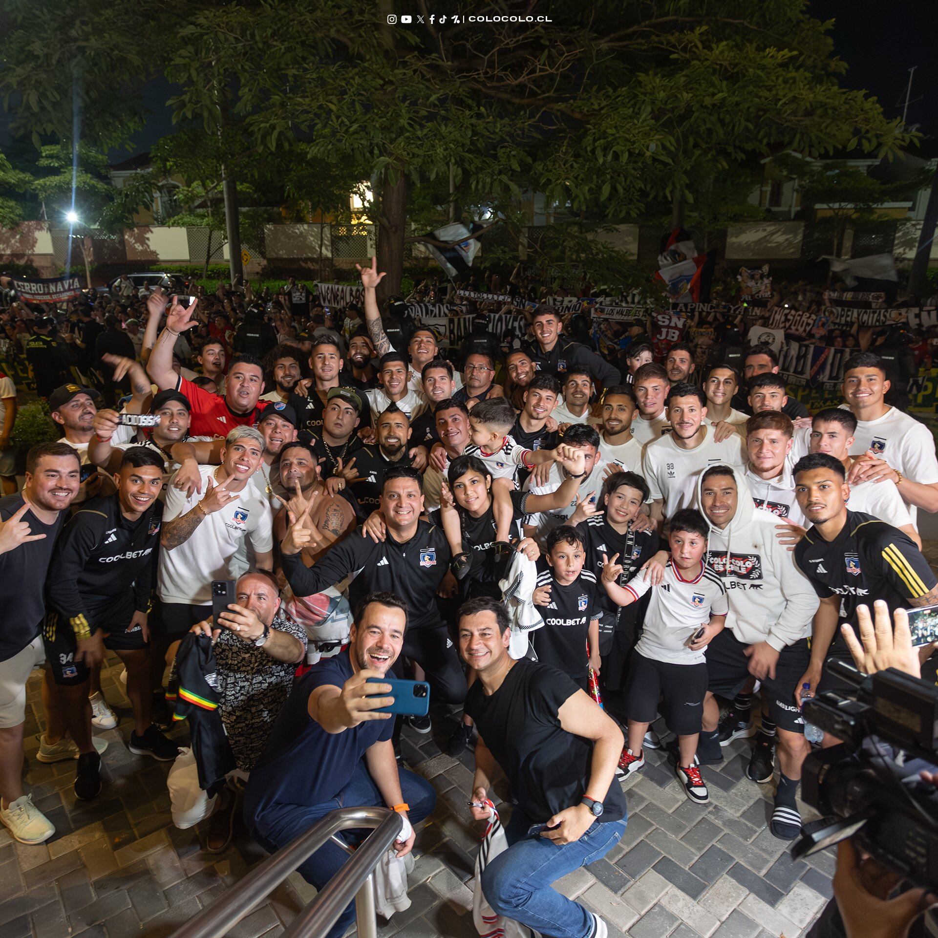Arturo Vidal junto a los hinchas del Colo Colo en Barranquilla / Twitter: @ColoColo.