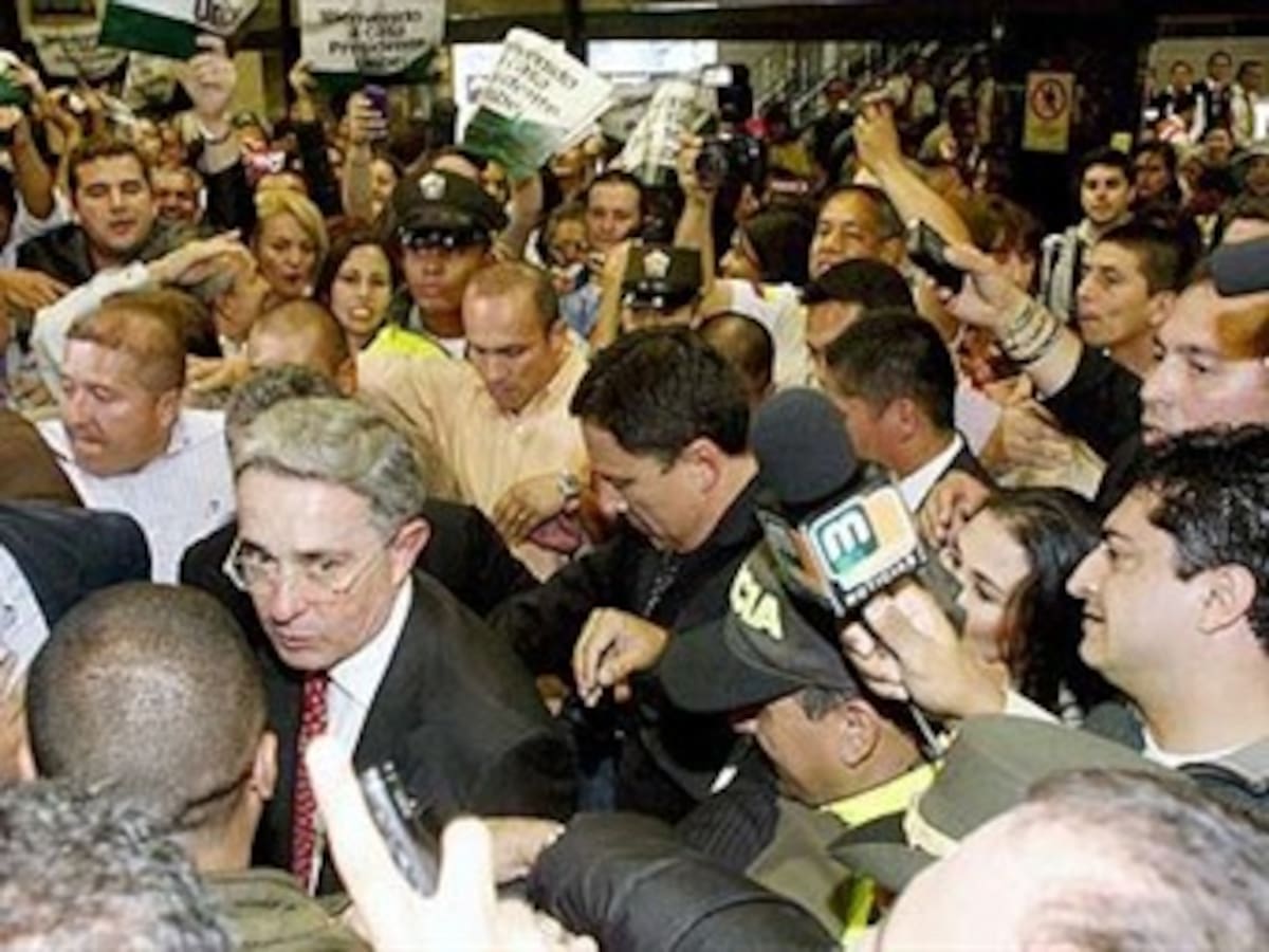 Ex presidente Uribe disfruta de la Feria de las Flores en Medellín