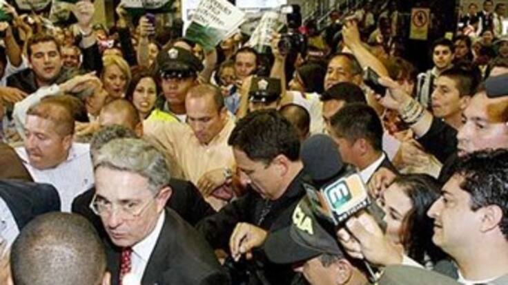 Ex presidente Uribe disfruta de la Feria de las Flores en Medellín