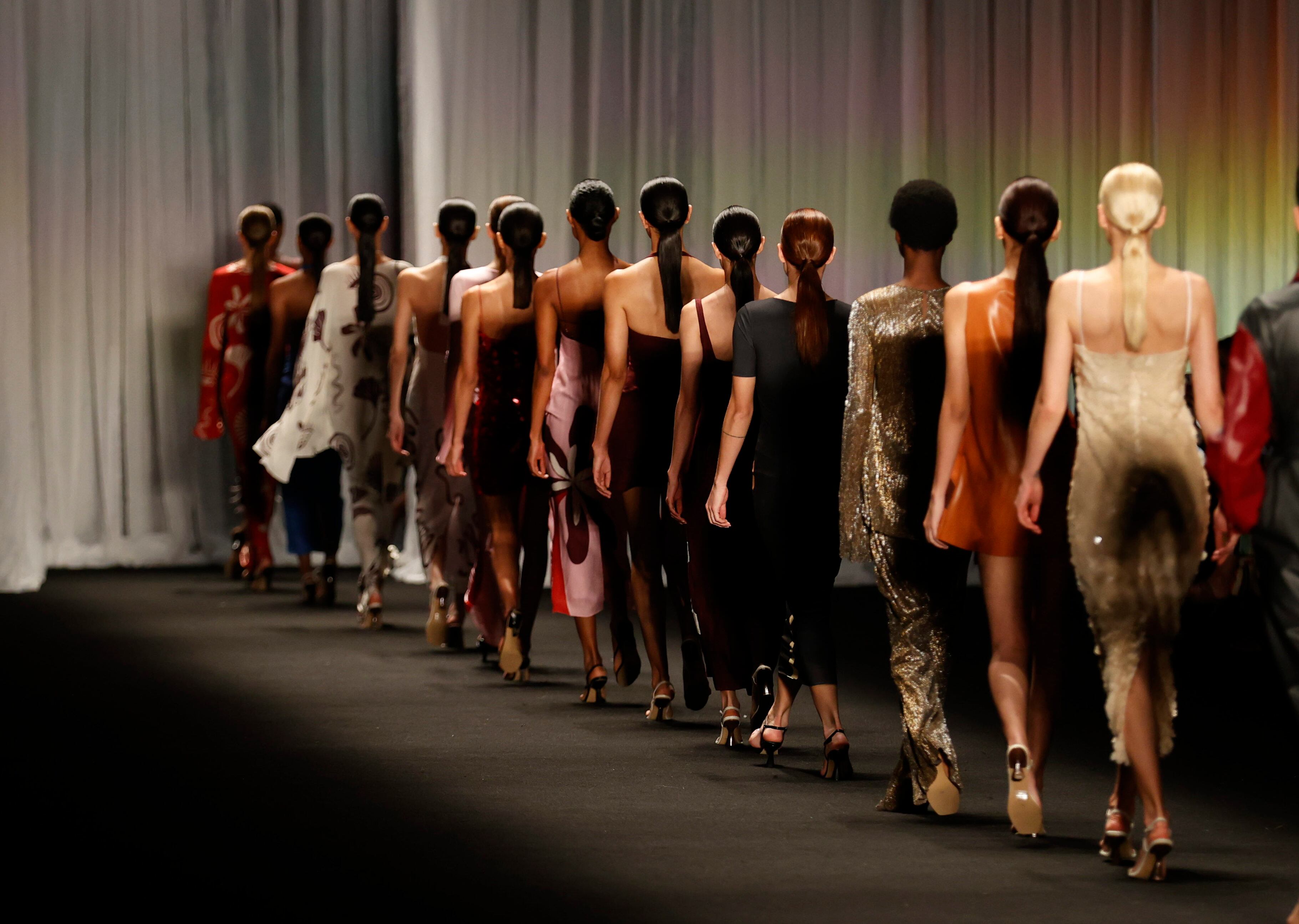 AME015. BOGOTÁ (COLOMBIA), 22/05/2025.- Modelos lucen diseños de la marca Cala de la Cruz este jueves, durante un desfile del Bogotá Fashion Week 2025 en Bogotá (Colombia). EFE/ Mauricio Dueñas Castañeda