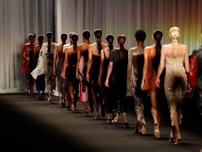 AME015. BOGOTÁ (COLOMBIA), 22/05/2025.- Modelos lucen diseños de la marca Cala de la Cruz este jueves, durante un desfile del Bogotá Fashion Week 2025 en Bogotá (Colombia). EFE/ Mauricio Dueñas Castañeda