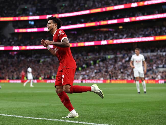 Luis Díaz se lamenta tras su gol mal anulado ante el Tottenham. (Photo by Ryan Pierse/Getty Images)