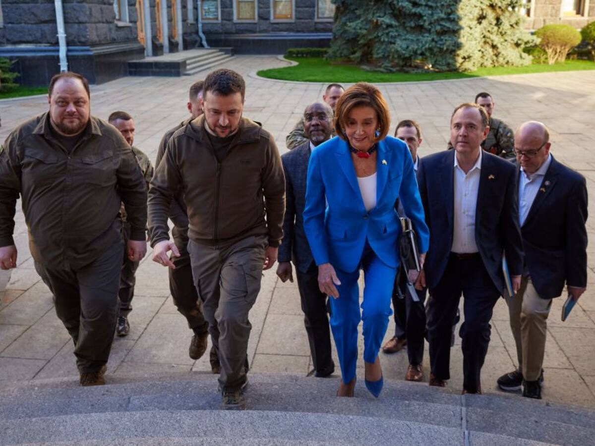 Presidenta de Cámara de EE.UU. viajó a Kiev y se reunió con Zelensky